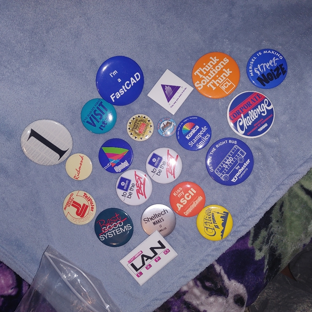 🛍️2/$20🛍️Assorted Vintage Button Pin Collection